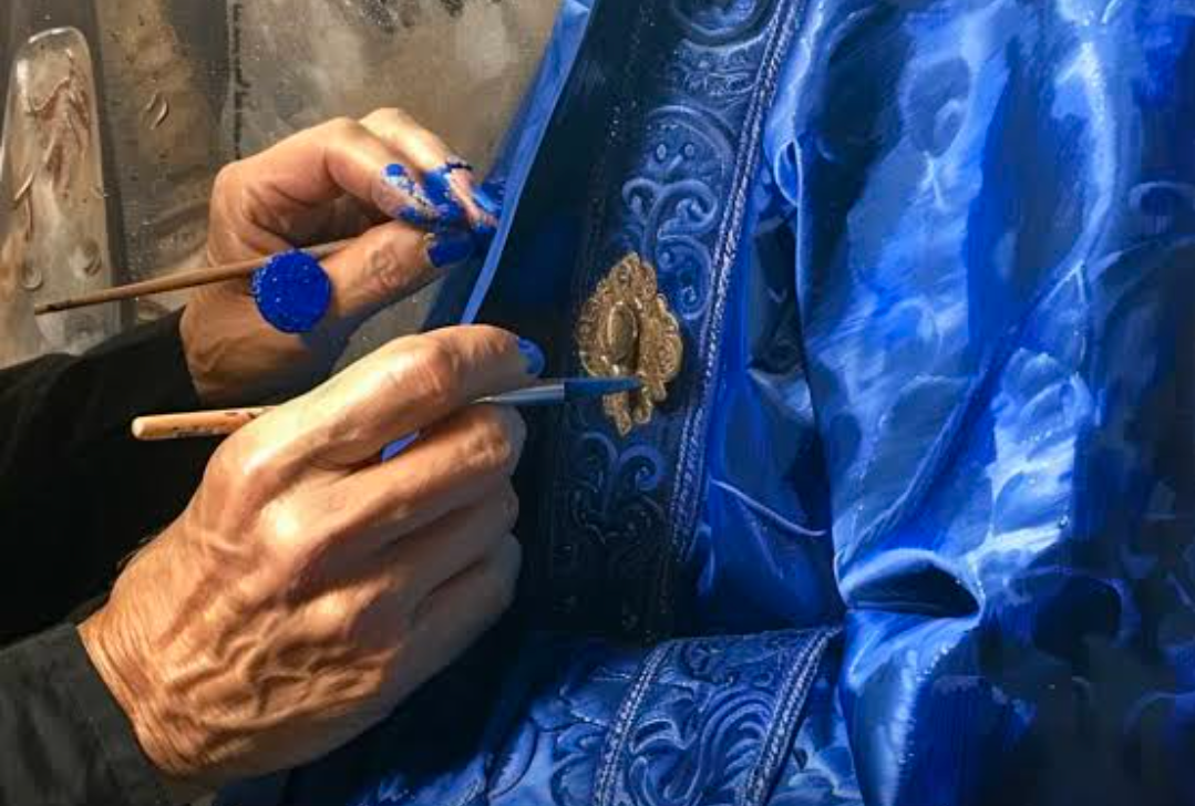 Batu Lapis Lazuli mentah dan bubuk pigmen Ultramarine yang menjadi bahan baku utama warna biru paling bergengsi dalam sejarah seni klasik.