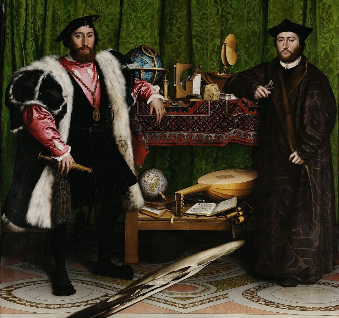 Detail lukisan The Ambassadors yang menunjukkan objek terdistorsi di lantai; sebuah tengkorak yang hanya akan terlihat proporsional jika dilihat dari sudut pandang menyamping.