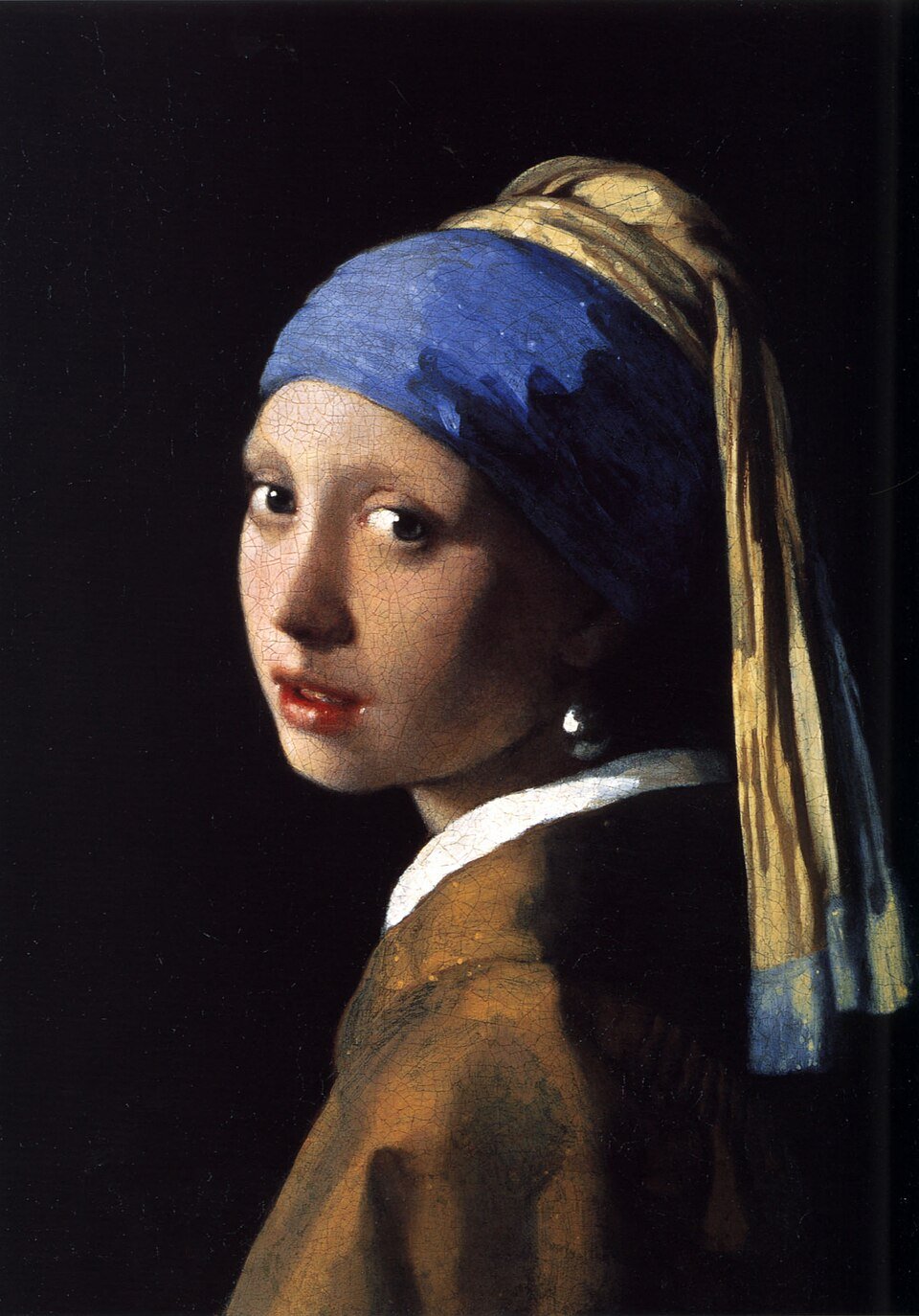 Detail wajah Girl with a Pearl Earring yang menunjukkan pantulan cahaya pada anting mutiara dan penggunaan teknik pencahayaan lembut khas Vermeer.